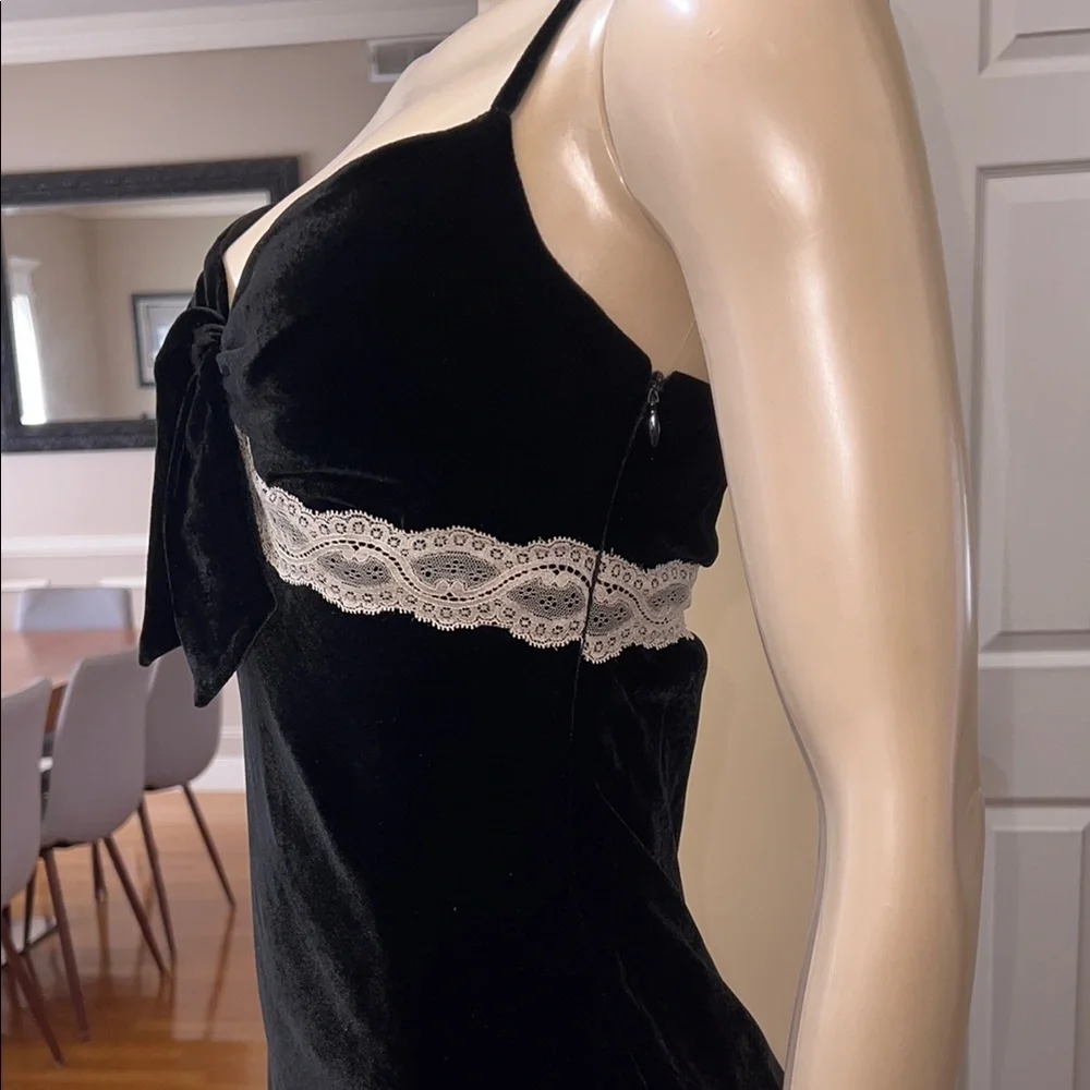 Valentino Elegant Black Velvet Dress with Lace Trim - Picture 3 of 5